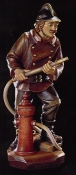 Holzfigur Feuerwehrmann, mehrtönig gebeizt